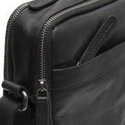 
Solid Antique Brass Hardware & Heavy-Duty Dual Zipper Detail on Alva Кожаная сумка-кроссбоди