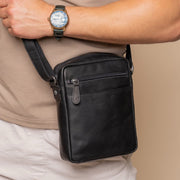 
Classic 100% Full-Grain leather Bag - Вид сзади с усиленными кожаными ремнями и прострочкой