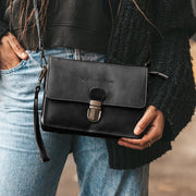 
Classic 100% Full-Grain leather Bag - Вид сзади с усиленными кожаными ремнями и прострочкой