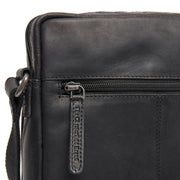 
Solid Antique Brass Hardware & Heavy-Duty Dual Zipper Detail on Montira Кожаная сумка-кроссбоди