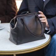 Образ на фигуре: Dorin Цельнозерновая кожа Handbag на модели при естественном дневном свете