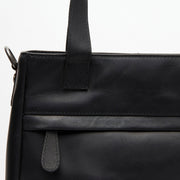 
Classic 100% Full-Grain leather Goods - Вид сзади, подчеркивающий посадку по плечам и ровный край