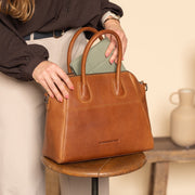 Образ на фигуре: Marsala Цельнозерновая кожа Handbag на модели при естественном дневном свете