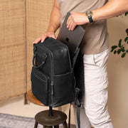Solid Antique Brass Hardware &amp; Heavy-Duty Dual Zipper Detail on Calden Цельнозерновая кожа Laptop Backpack