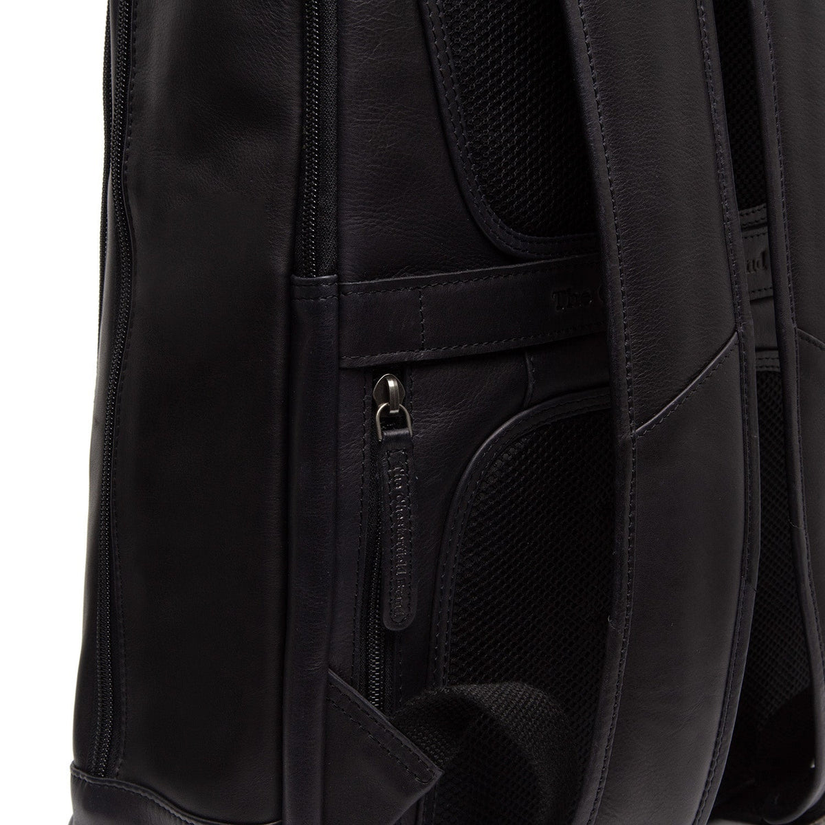 
Solid Antique Brass Hardware & Heavy-Duty Dual Zipper Detail on Detroit Кожаный рюкзак для ноутбука