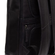 
Solid Antique Brass Hardware & Heavy-Duty Dual Zipper Detail on Detroit Кожаный рюкзак для ноутбука