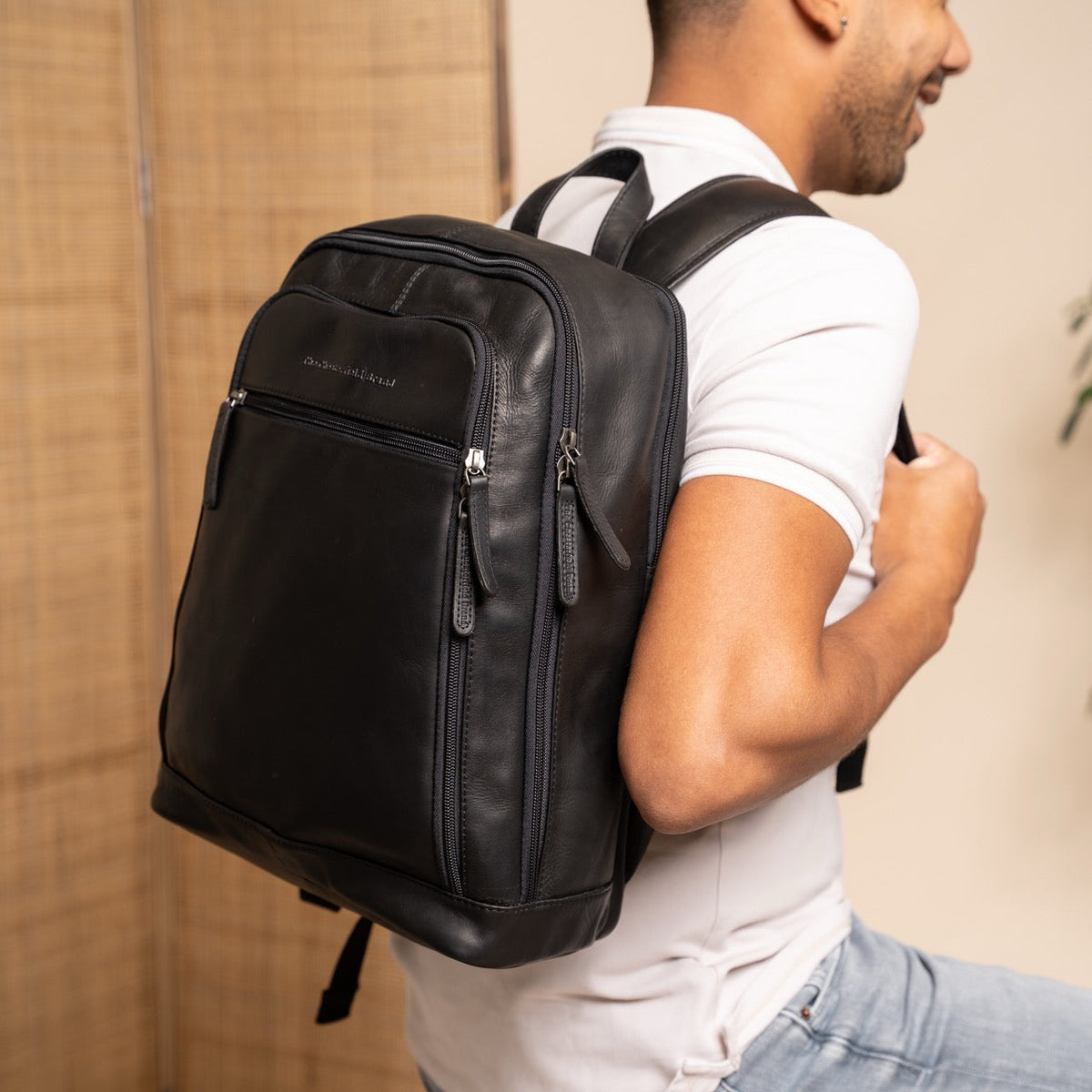 
Classic 100% Full-Grain leather Backpack - Вид сзади с усиленными кожаными ремнями и прострочкой