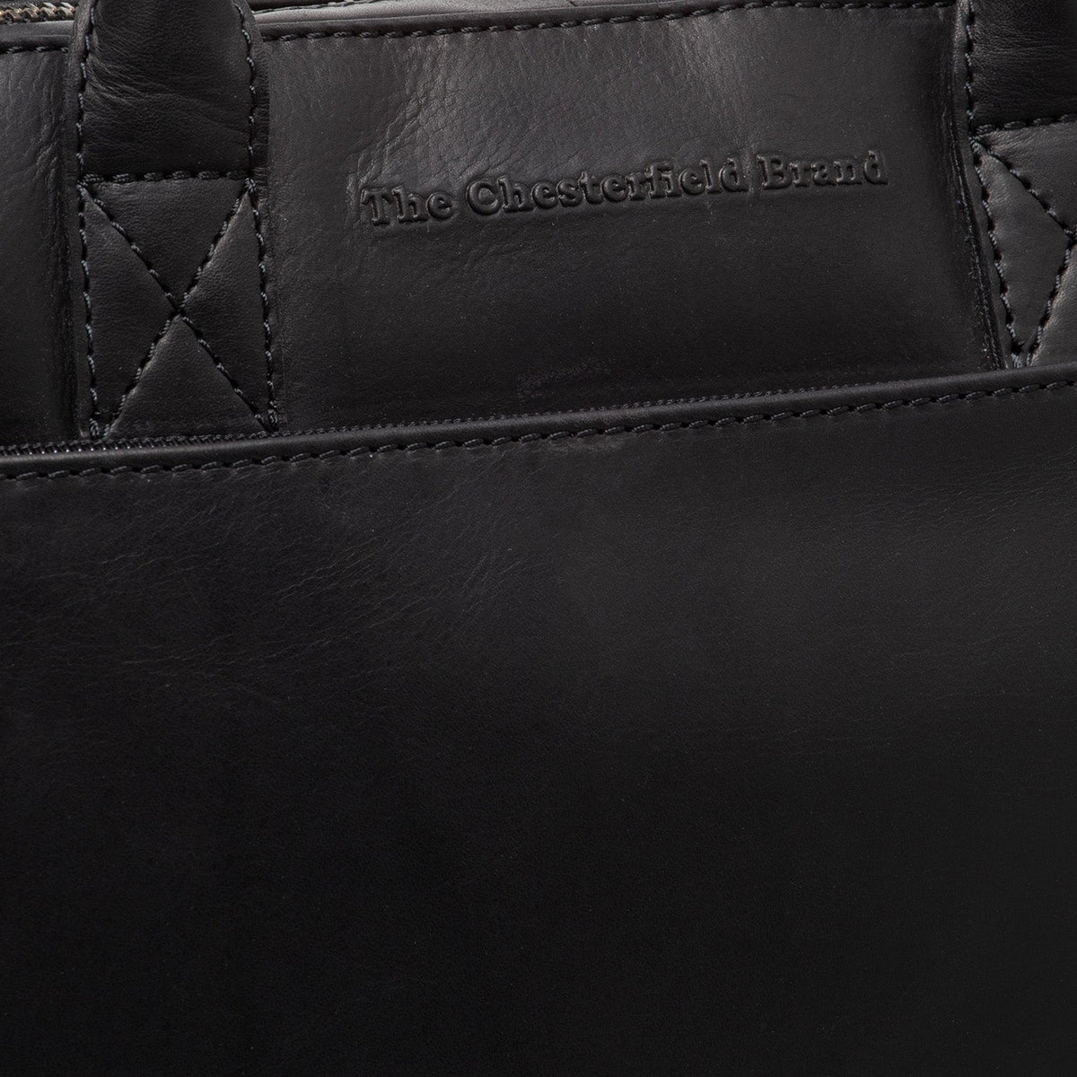 
Solid Antique Brass Hardware & Heavy-Duty Dual Zipper Detail on Tilbury Кожаная сумка для ноутбука