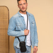 
Valdes Цельнозерновая кожа Phone Bag - Вид сбоку, демонстрирующий эргономичный крой рукава