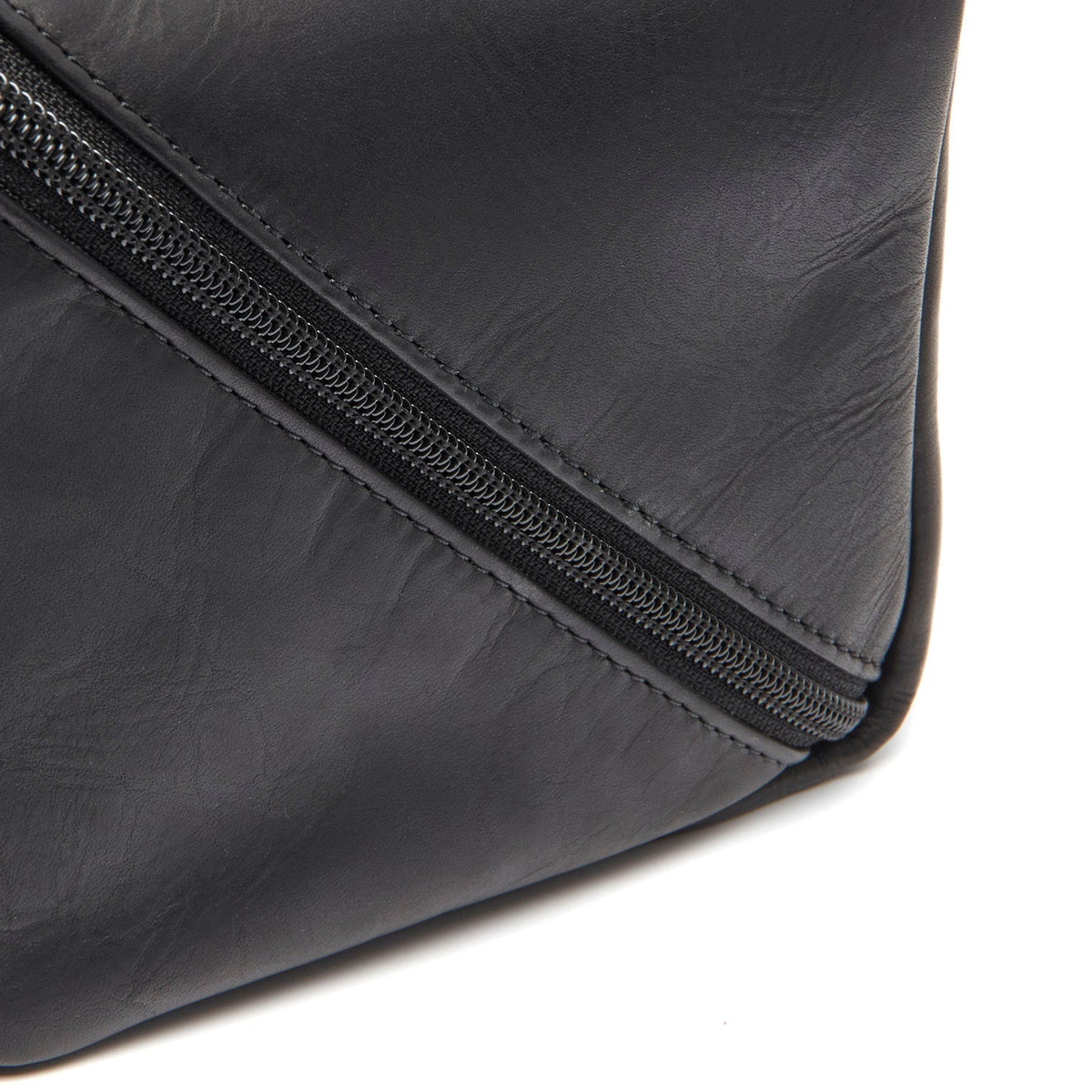 Close-Up Detail of Classic Collar &amp; Heavy-Duty Zipper Hardware on Trevia Full-Grain Leather Toiletry Bag