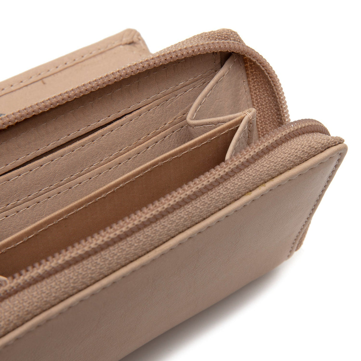 
Solid Antique Brass Hardware & Heavy-Duty Dual Zipper Detail on Floren Кожаное портмоне