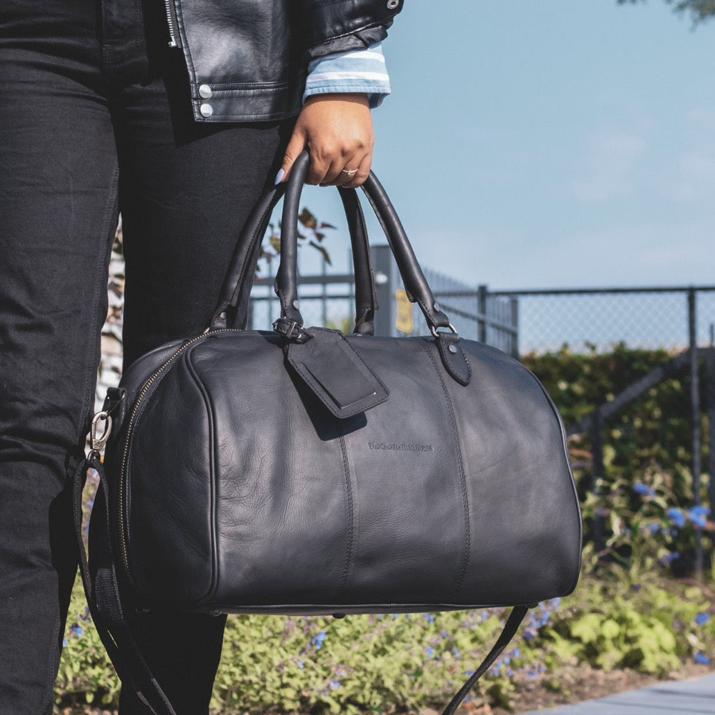 
Classic 100% Full-Grain Leather Duffle Bag - Вид сзади с усиленными кожаными ремнями и прострочкой