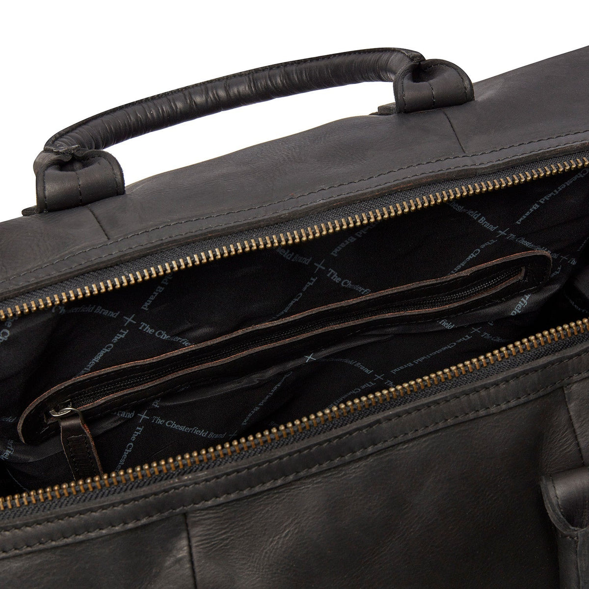 
Solid Antique Brass Hardware & Heavy-Duty Dual Zipper Detail on Portsmouth Кожаная дорожная сумка