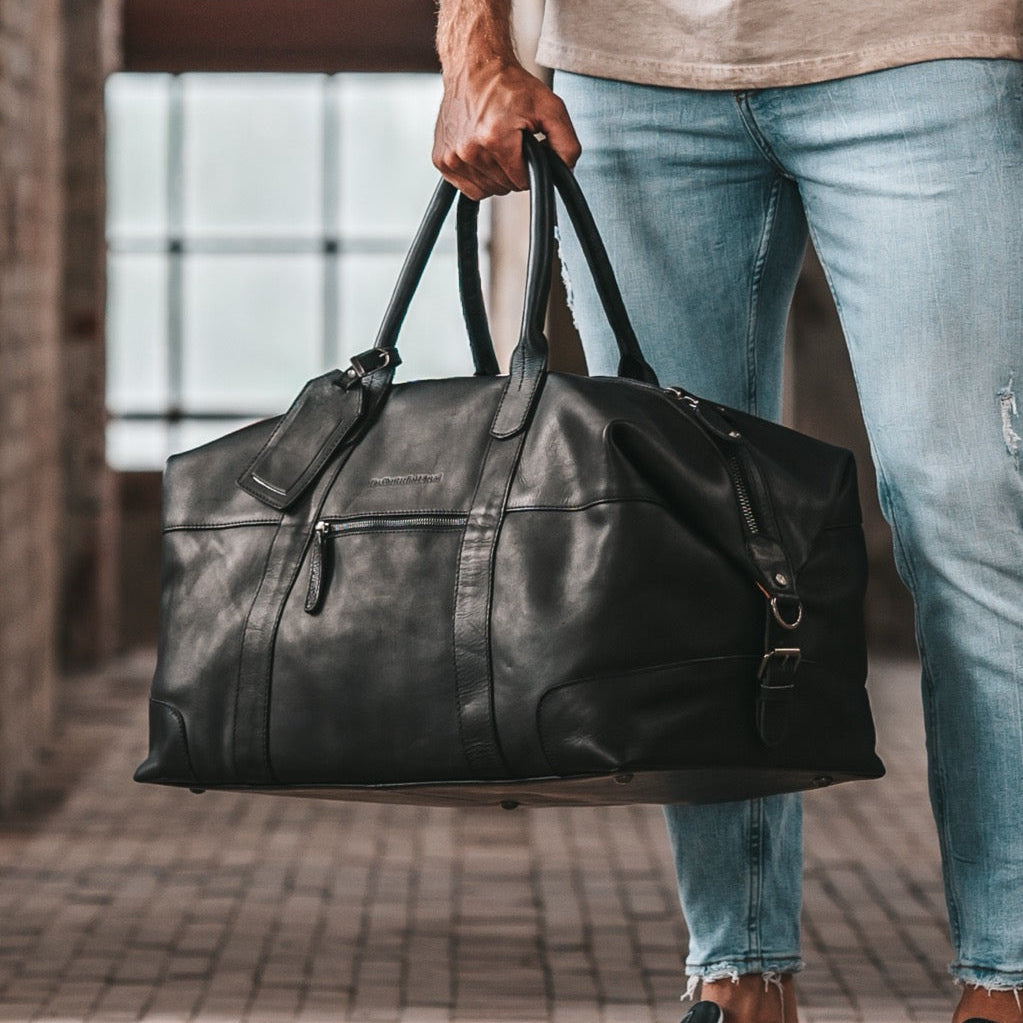 
Classic 100% Full-Grain Leather Duffle Bag - Вид сзади с усиленными кожаными ремнями и прострочкой