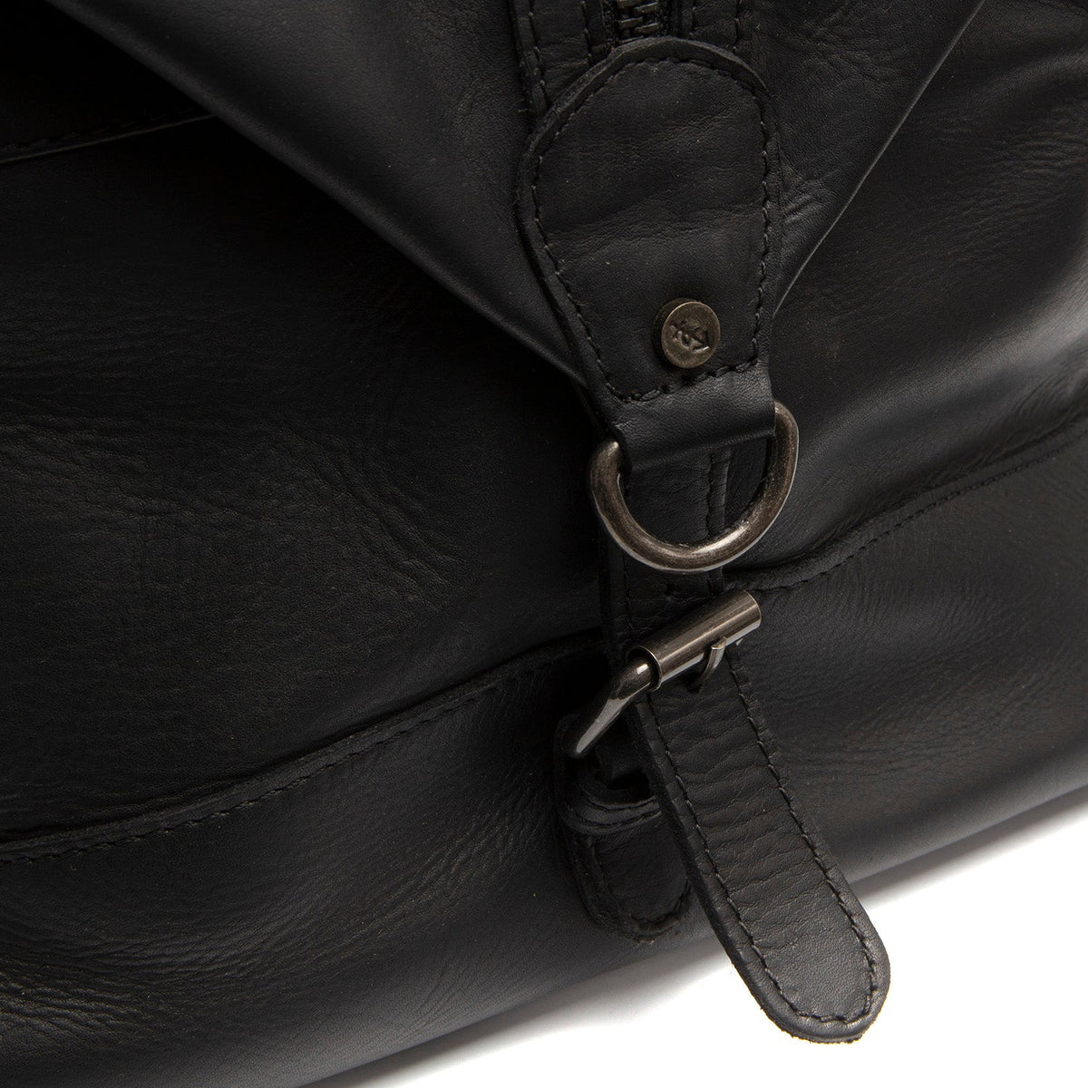 
Solid Antique Brass Hardware & Heavy-Duty Dual Zipper Detail on Portsmouth II Кожаная дорожная сумка