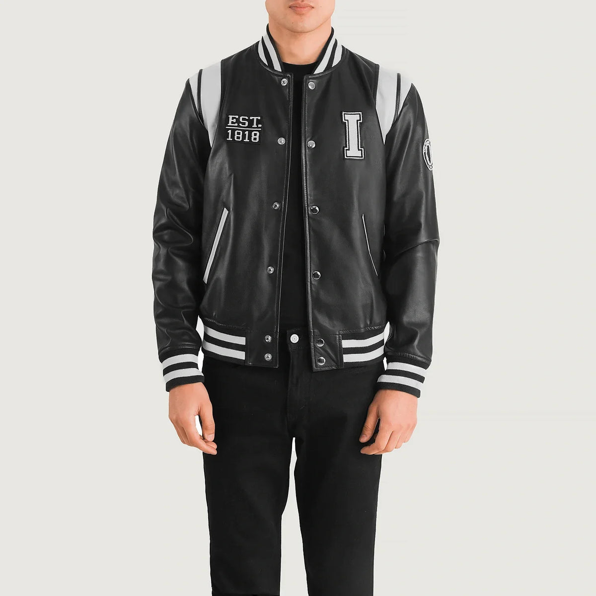 
Liberte Illinois Черный Leather Varsity Кожаная куртка для Мужчин in Black & White Sheepskin Leather - Вид спереди и приталенный силуэт | Купить в официальном онлайн-магазине