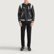 
Liberte Illinois Черный Leather Varsity Кожаная куртка для Мужчин - Вид сбоку, демонстрирующий эргономичный крой рукава