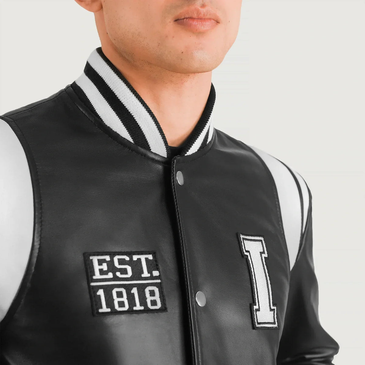 
Крупный план деталей of Varsity & Snap Button Hardware on Liberte Illinois Черный Leather Varsity Кожаная куртка для Мужчин