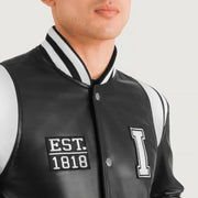 
Крупный план деталей of Varsity & Snap Button Hardware on Liberte Illinois Черный Leather Varsity Кожаная куртка для Мужчин