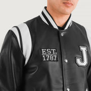 
Крупный план деталей of Varsity & Snap Button Hardware on Liberte New Jersey Черный Leather Varsity Кожаная куртка для Мужчин