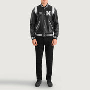 
Liberte New York Черный Leather Varsity Кожаная куртка для Мужчин - Вид сбоку, демонстрирующий эргономичный крой рукава