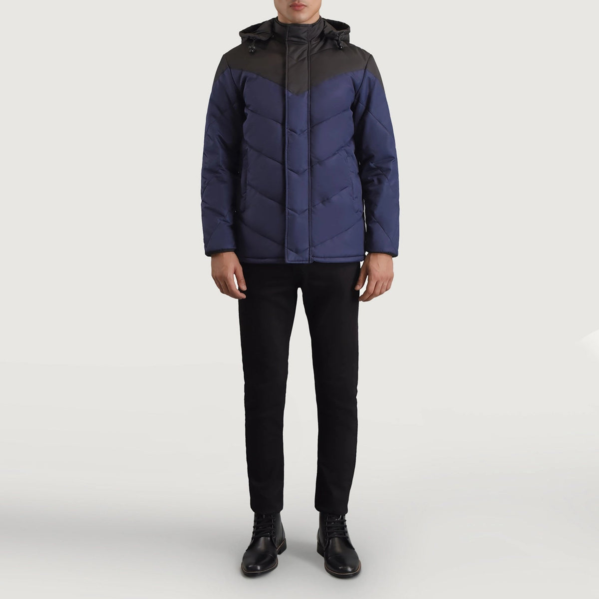 
Luka Черный & Синий Hooded Puffer Кожаная куртка для Мужчин - Вид сбоку, демонстрирующий эргономичный крой рукава