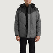
Luka Черный & Grey Hooded Puffer Кожаная куртка для Мужчин - Вид сбоку, демонстрирующий эргономичный крой рукава