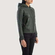 
Как выглядит на человеке:  Luna Blue Hooded Leather Bomber Jacket на модели — естественные складки при дневном свете