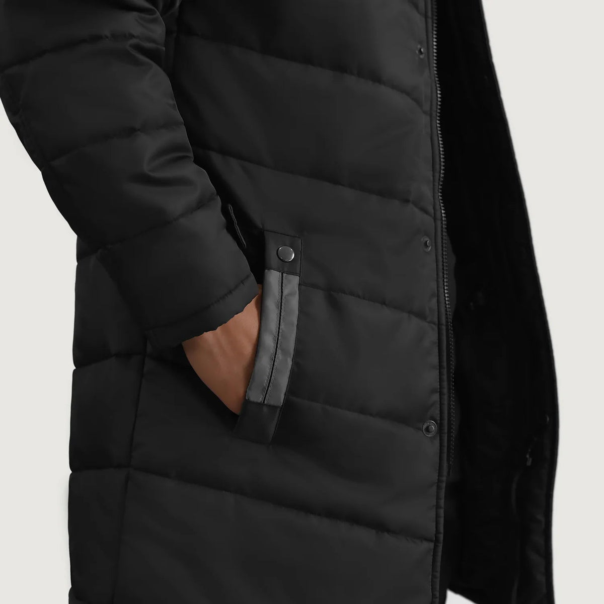 
Крупный план деталей of Classic Collar & Zipper With Snap Button Placket Hardware on Moore Черный Hooded Parka для Мужчин