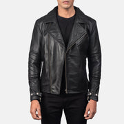 
Raiden Black Leather Biker Jacket in Black Cowhide Leather - Вид спереди и приталенный силуэт | Купить в официальном онлайн-магазине