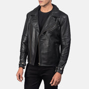 
Black Cowhide Leather Biker Jacket - Вид сзади, подчеркивающий посадку по плечам и ровный край