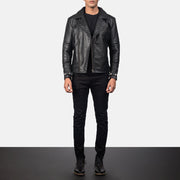 
Raiden Black Leather Biker Jacket - Вид сбоку, демонстрирующий эргономичный крой рукава