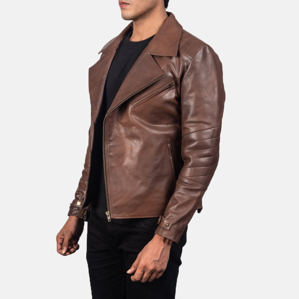 
Как выглядит на человеке:  Raiden Black Leather Biker Jacket на модели — естественные складки при дневном свете