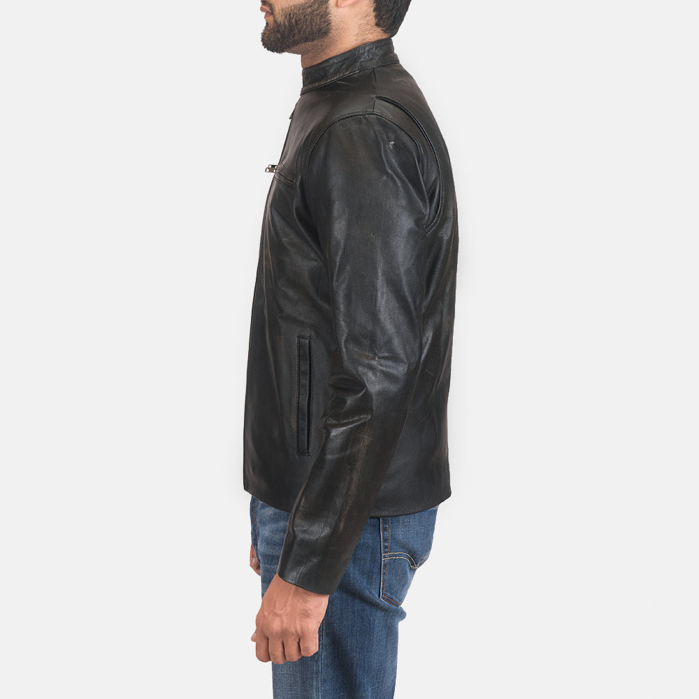 
Rustic Black Leather Biker Jacket - Вид сбоку, демонстрирующий эргономичный крой рукава