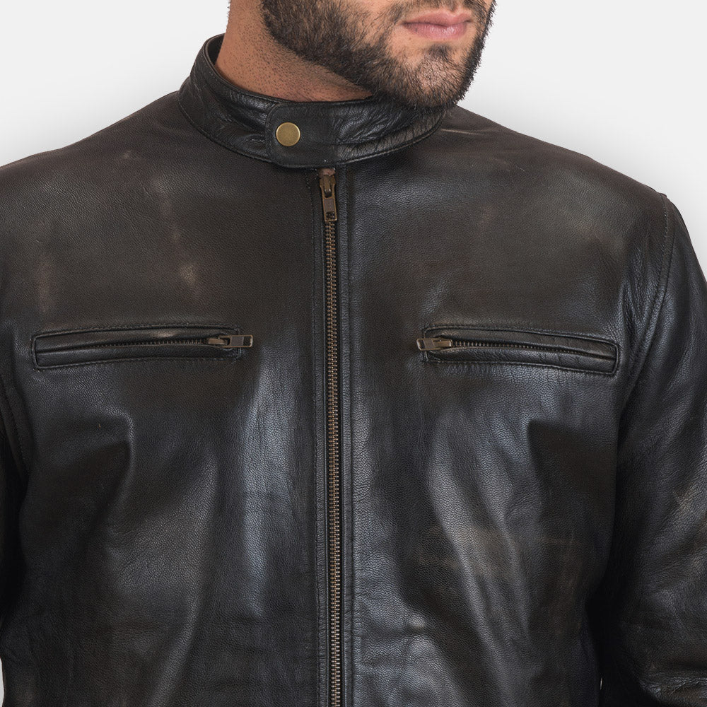 
Крупный план воротника-стойки с кнопкой и молний на Rustic Black Leather Biker Jacket