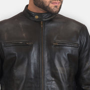 
Крупный план воротника-стойки с кнопкой и молний на Rustic Black Leather Biker Jacket