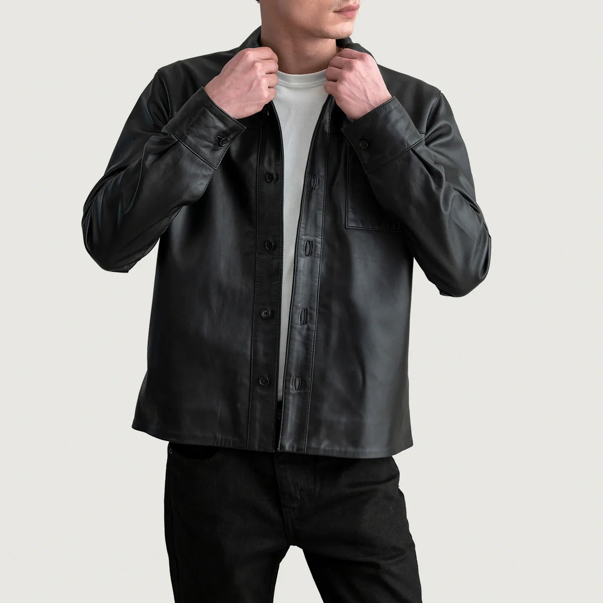
Scout Черный Leather Shirt для Мужчин in Black Sheepskin Leather - Вид спереди и приталенный силуэт | Купить в официальном онлайн-магазине