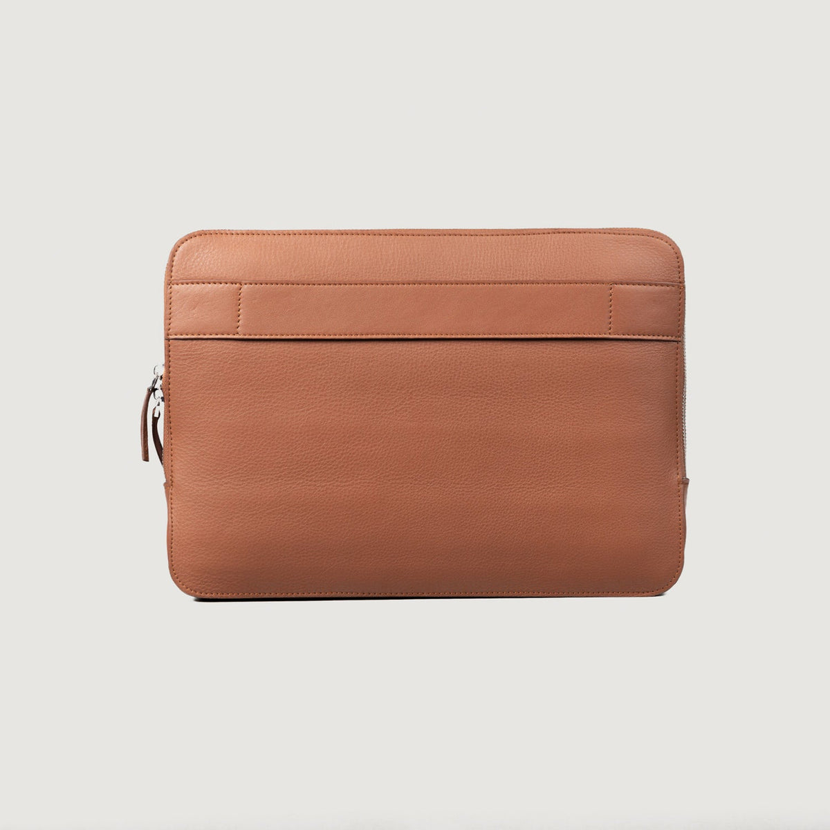 
The Baxter Brown Leather Laptop Sleeve For Men & Women - Вид сбоку, демонстрирующий эргономичный крой рукава