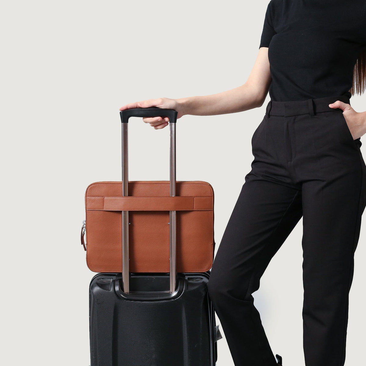 
Как выглядит на человеке:  The Baxter Brown Leather Laptop Sleeve For Men & Women на модели — естественные складки при дневном свете