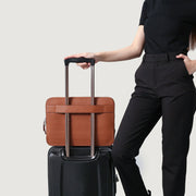 
Как выглядит на человеке:  The Baxter Brown Leather Laptop Sleeve For Men & Women на модели — естественные складки при дневном свете