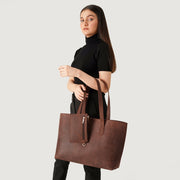 
Distressed Brown Full-Grain leather Bag - Вид сзади с усиленными кожаными ремнями и прострочкой