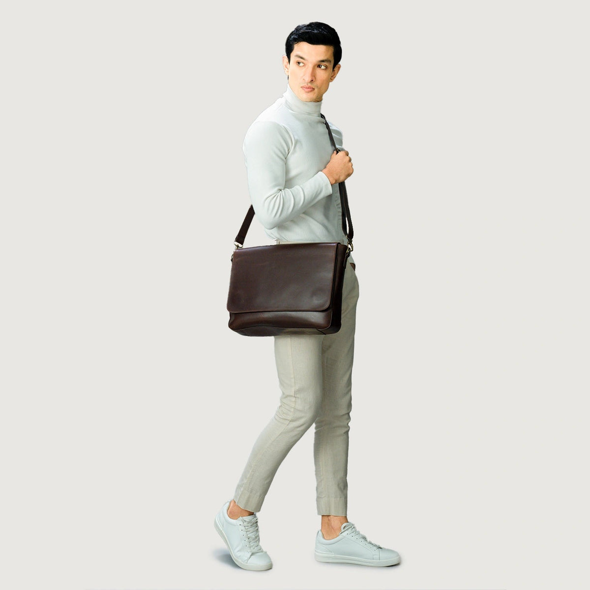 
Vintage Brown Full-Grain Leather Messenger Bag - Вид сзади с усиленными кожаными ремнями и прострочкой
