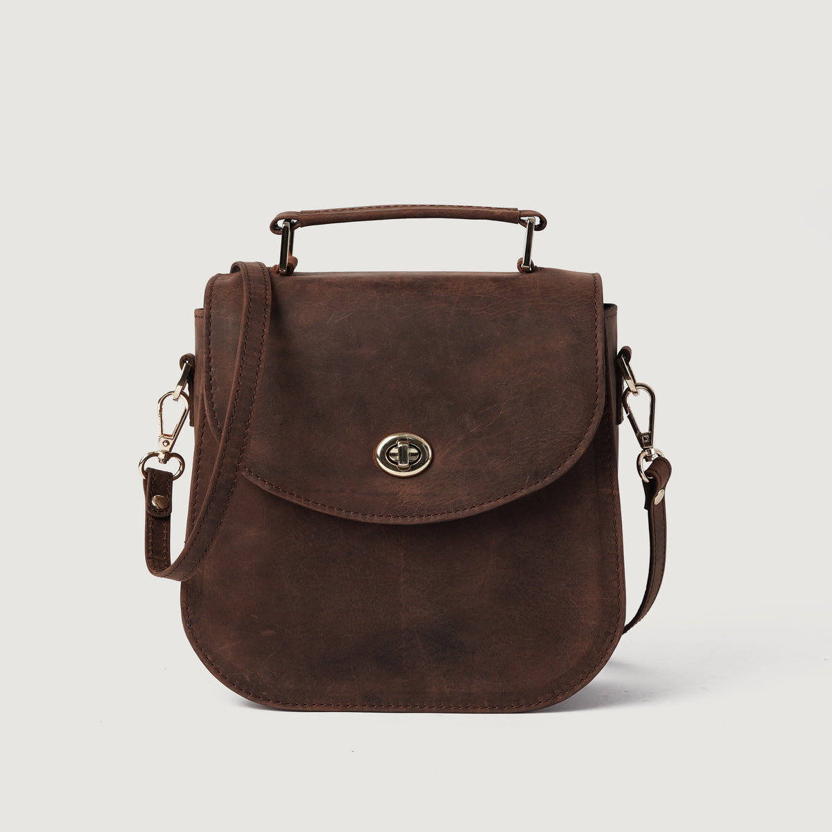 
The Sandra Vintage Distressed Brown Leather Saddle Bag For Women in Distressed Brown Full-Grain Leather - Full Exterior Вид спереди и приталенный силуэт | Купить в официальном онлайн-магазине