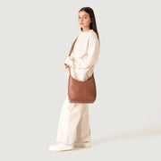 
Brown Full-Grain leather Goods - Вид сзади, подчеркивающий посадку по плечам и ровный край