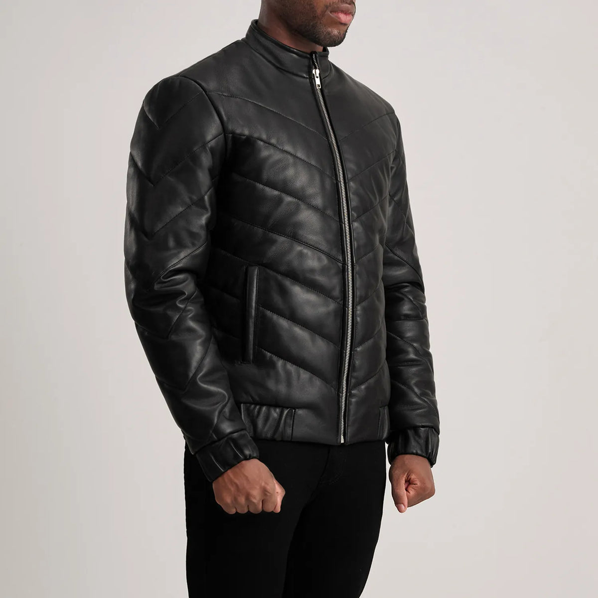 
Black Sheepskin Leather Puffer Jacket - Вид сзади, подчеркивающий посадку по плечам и ровный край