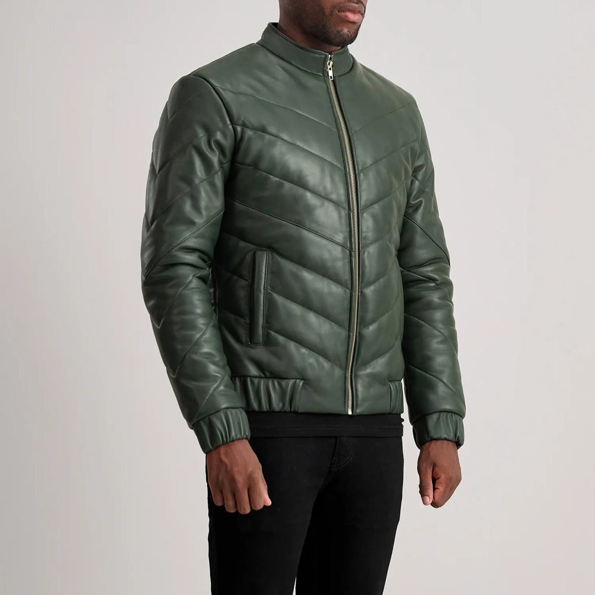 
Как выглядит на человеке:  Travis Black Leather Puffer Jacket на модели — естественные складки при дневном свете