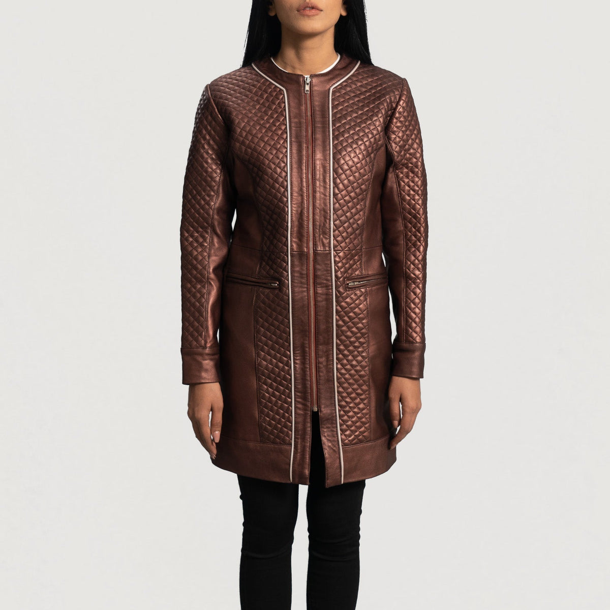 
Крупный план деталей of Classic Collar & Zipper Hardware on Trudy Lane Стеганый Бордовый Кожаное пальто для Женщин