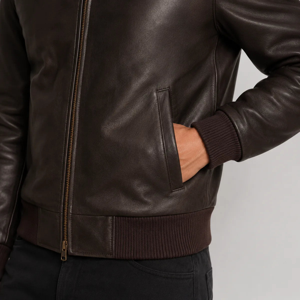 Крупный план деталей of Classic Collar & Heavy-Duty Zipper Hardware on Dark Brown Sheepskin Leather Bomber Jacket