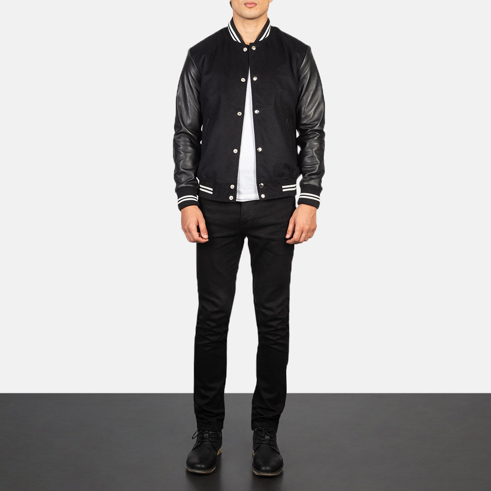 
Vaxton Черный Striped Hybrid Varsity Кожаная куртка для Мужчин - Вид сбоку, демонстрирующий эргономичный крой рукава