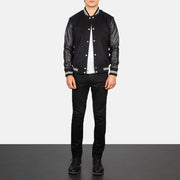 
Vaxton Черный Striped Hybrid Varsity Кожаная куртка для Мужчин - Вид сбоку, демонстрирующий эргономичный крой рукава